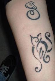 Tribal kat en duif tattoo patroon met armen zwarte lijnen