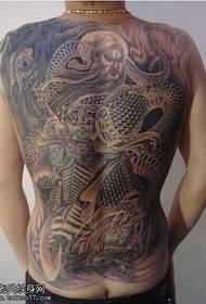 Regante kaj lekante belan tatuadon de Guan Gong