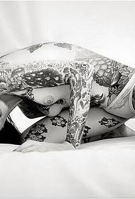 Beleza desnuda chea de corpo enteiro, tatuaxe de flores en branco e negro