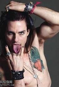 Modello di tatuaggio alla moda sul petto di Tom Cruise