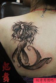 Bela popo de sirena tatuaje sur la dorso de bela virino