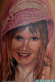 Ridere molto felice modello di tatuaggio bambina