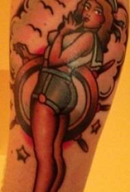 Il braccio dello scolaro ha dipinto le linee astratte immagine del tatuaggio del ritratto del personaggio e del timone
