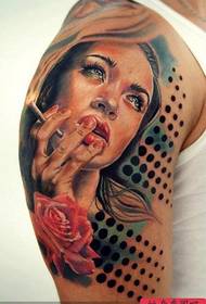 Apprezza un'immagine di un bellissimo tatuaggio europeo e americano
