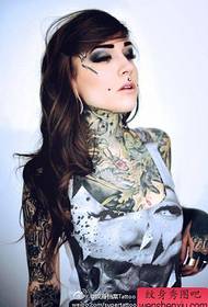 A tetováló show-kép ajánlott szexi lány tetoválásának fotómintája