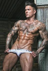 Europäeschen an amerikanesche männleche Star Totem Tattoo mat engem gudden Muskel