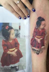 Slatka lijepa kćerkica portretna tetovaža uzorak
