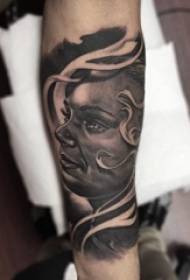 Koululaisen käsivarsi mustalla pricking-tekniikalla abstrakti viivahahmo muotokuva tatuointi kuva