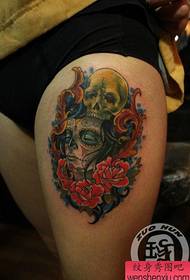 De skonken fan prachtich famke, prachtige undead, prachtige famkes tattoo