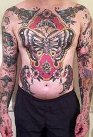 Farvet traditionel tatovering dyr sommerfugl og portræt tatovering billede på mandlige front bag