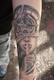 Το χέρι του αγόρι σε μαύρο γκρι σημείο αγκάθι ρολόι τέχνασμα και εικόνα πορτρέτο χαρακτήρα τατουάζ
