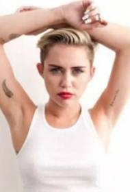 Czarny mały obraz tatuażu międzynarodowej gwiazdy tatuażu Miley Cyrus