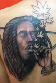 Os nenos pintaron cara atrás liñas xeométricas e retratan imaxes de tatuaxes