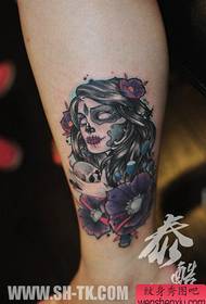 Tatuaggi di bellezza non morti belli e belli sulle gambe