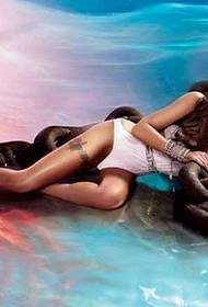 La foto sexy della Cheryl di calcio della Premier League mostra un bellissimo disegno del tatuaggio delle gambe