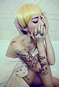 Rangie сұлулық моделі Wang Xiran жеке татуировкасы