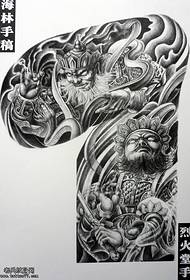 Un modello di tatuaggio re di quattro giorni
