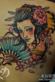 Čudovita lepa tetovaža gejše na hrbtu