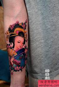 Ọkunrin ọkunrin lẹwa obinrin geisha tatuu ilana