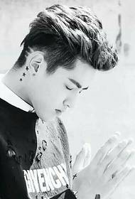 Il tatuaggio a stella di Wu Yifan dietro l'orecchio