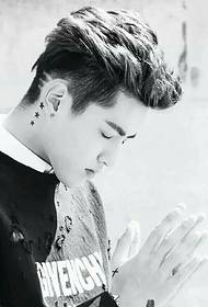 Tatoo la nyota ya Wu Yifan nyuma ya sikio lake