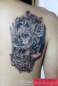 Kaunis Undead tyttö tatuointi malli pojan takana