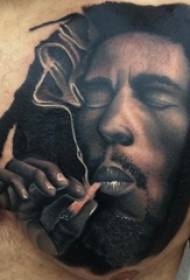 Zēna krūškurvja melnā punkta dzeloņains portrets un dūmu tetovējuma attēls