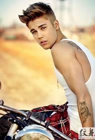 De knappe tattoo-atlas van Justin Bieber