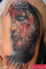 E klassesche Portrait vum Jesus, deen un Tattooen erleedegt
