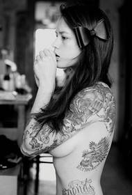 Tatuagem preto e branco de personalidade na beleza