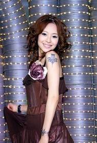 Tayvan aktrisasi Ding Xiaoqin qo'lini totem tatuirovkasi