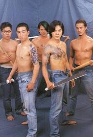 El joven y peligroso Chen Haonan sobre el tatuaje del dragón del hombro
