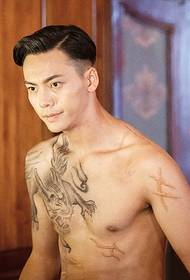 Lengan drama baru Chen Weijun sekarang mencuri tato di cermin