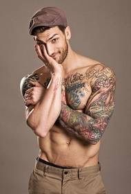 Belle star masculine a un tatouage totem beau