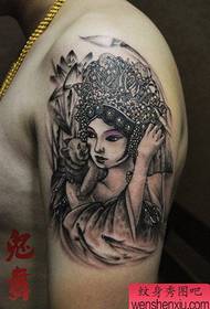 Modello bellissimo e bello del tatuaggio del fiore di bellezza del braccio
