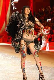 Supermodel Liu Wen painted personality pattern