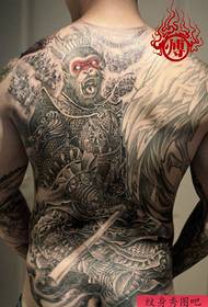 Mužský chrbát dominancie, super krava, plné tetovanie Sun Wukong na chrbte