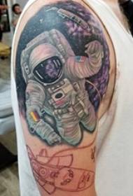Pojat käsivarret maalasivat yksinkertaisia linjoja luovia hahmoja astronautit tatuointi kuvia