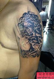 lengen sing adhem lan galak karo tato Medusa