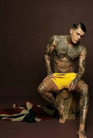 Dominéierend cool europäesch an amerikanesch männlech Star Perséinlechkeet Totem Tattoo