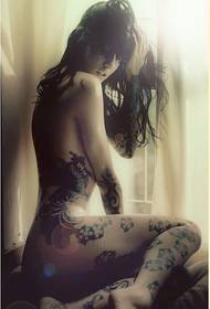 Europeisk och amerikansk naken skönhet super sexig tatuering mönster uppskattning