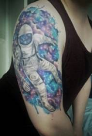Djemtë krahu të pikturuar në elementet graduale të qiellit të yllit dhe karakteret fotografitë e tatuazheve të astronautëve