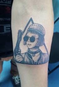 Το χέρι του αγοριού σε μαύρο γκρι σημείο τατουάζ γεωμετρική όπλο γραμμής και εικόνα τατουάζ χαρακτήρα
