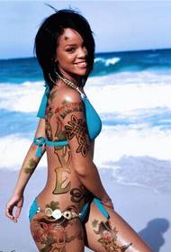Figura del tatuaggio di bellezza nuda straniera del bikini