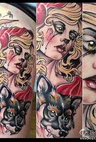 Bellissimo modello di tatuaggio di bellezza lacrimante sulle gambe