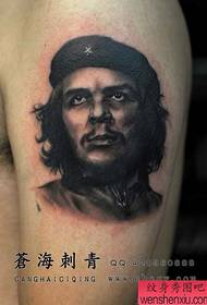 Un tatuatu di Che Guevara cù un bracciu classicu