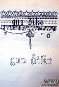 Un patrón elegante de tatuaje de manuscritos con cordón sexy