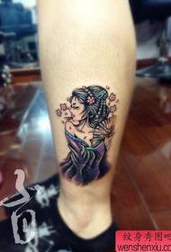 Modello di tatuaggio geisha bello e popolare sulle gambe