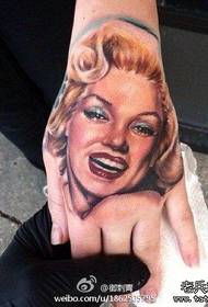 Tilyakê xweş ê Marilyn Monroe li ser pişta destê
