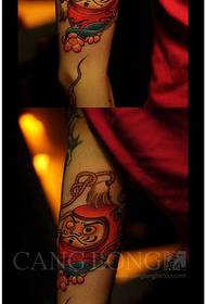 Krahu i një modeli tatuazhesh të tipit të tatuazheve Dharma